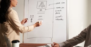 Pizarrón con pantalla de inscripción en app - portada blog microcopy en UX writing UIX