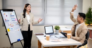 Portada blog ROI en UX - mujer explicando a directivo - UiX