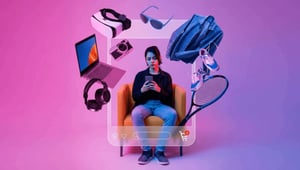Mujer sentada usando un celular dentro de un marco de interfaz de app móvil. A su alrededor flotan productos: laptop, cámara, visor VR, ropa y raqueta. Composición conceptual sobre compras digitales con iluminación cinematográfica en tonos neón rosa y morado.