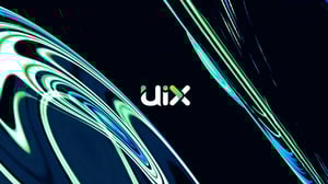 Fondo oscuro con formas abstractas en tonos azul y verde, y el logotipo ‘UiX’ en el centro con letras blancas y detalles verdes.