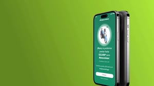 Smartphone mostrando una pantalla de oferta de préstamo para motocicletas de Banco Azteca, sobre un fondo verde degradado.