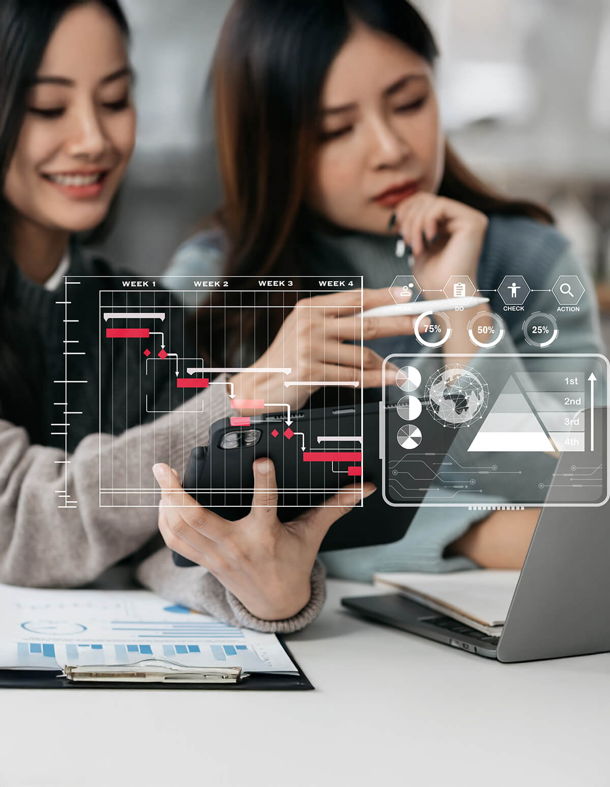 Personas revisando gráficos y cronogramas digitales en una tablet y una laptop, representando análisis y gestión de proyectos.