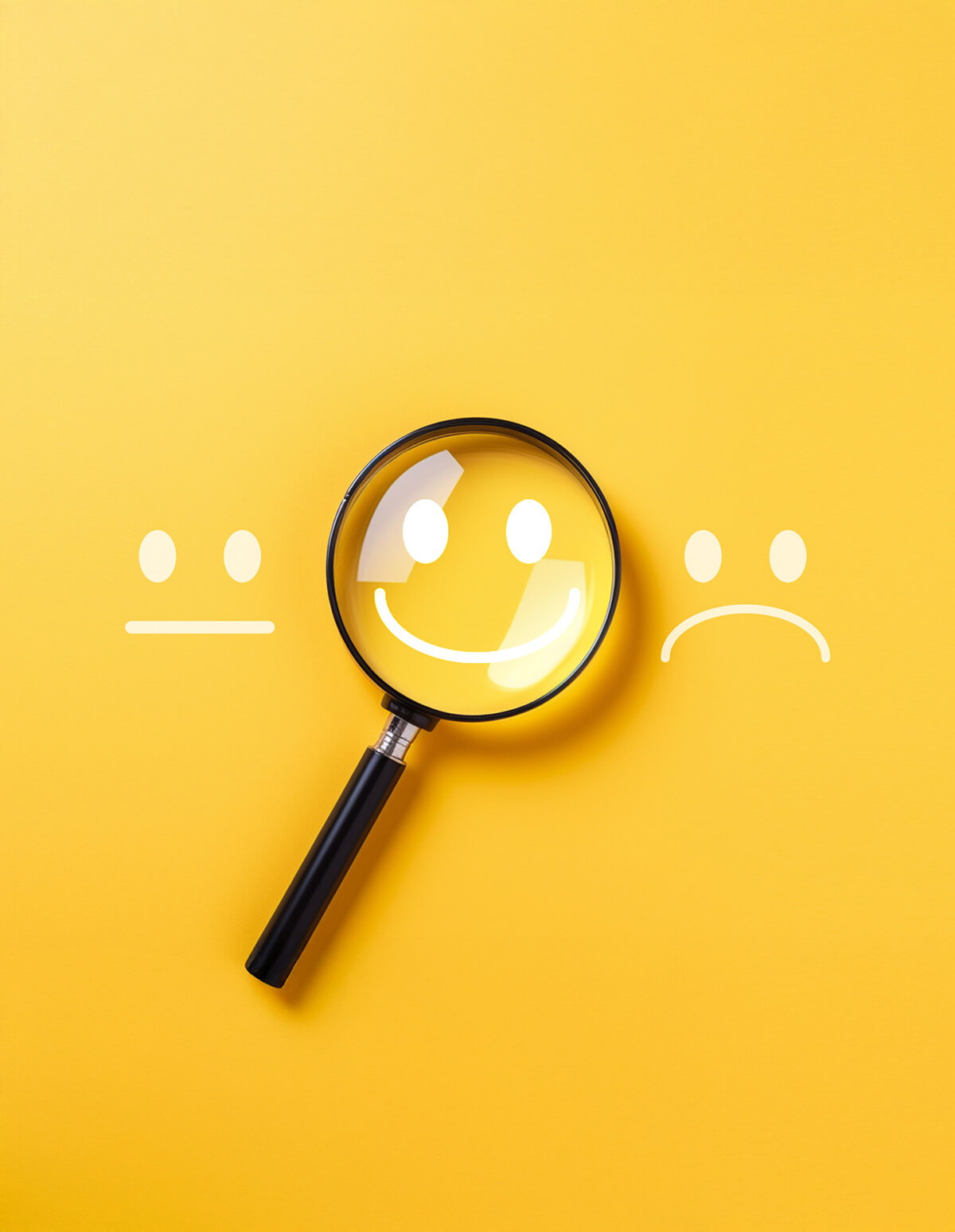 Lupa enfocada en un ícono de cara feliz sobre fondo amarillo, acompañada de expresiones neutra y triste.