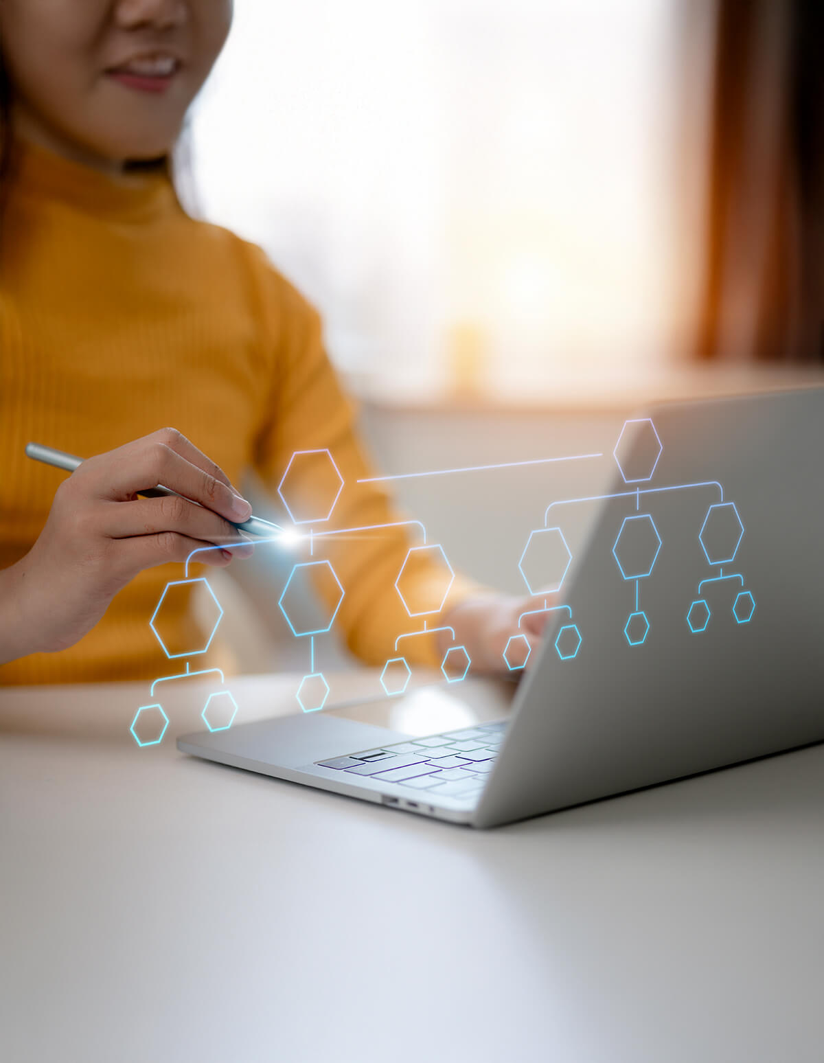 Persona usando una laptop mientras interactúa con un diagrama digital de organización compuesto por hexágonos conectados.