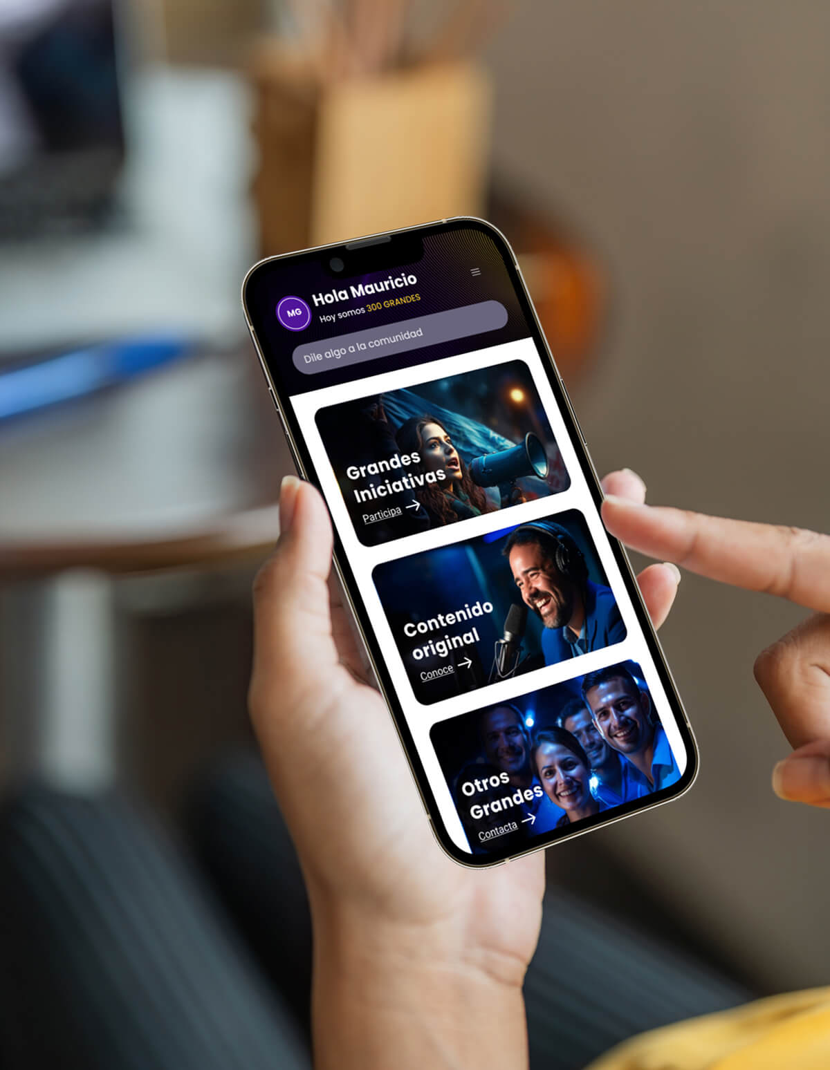 Persona usando un teléfono móvil que muestra una app con categorías de contenido y opciones de navegación en pantalla.