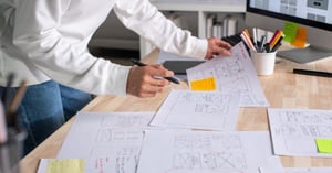 hojas con mockups de app mostrando flujos de usuario - portada blog uix