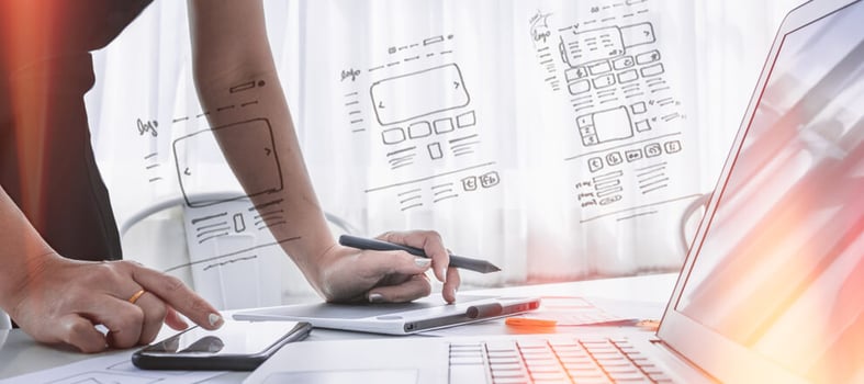 manos de persona haciendo ux writing