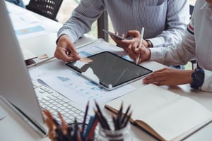 Ipad sobre mesa revisando que es usabilidad 