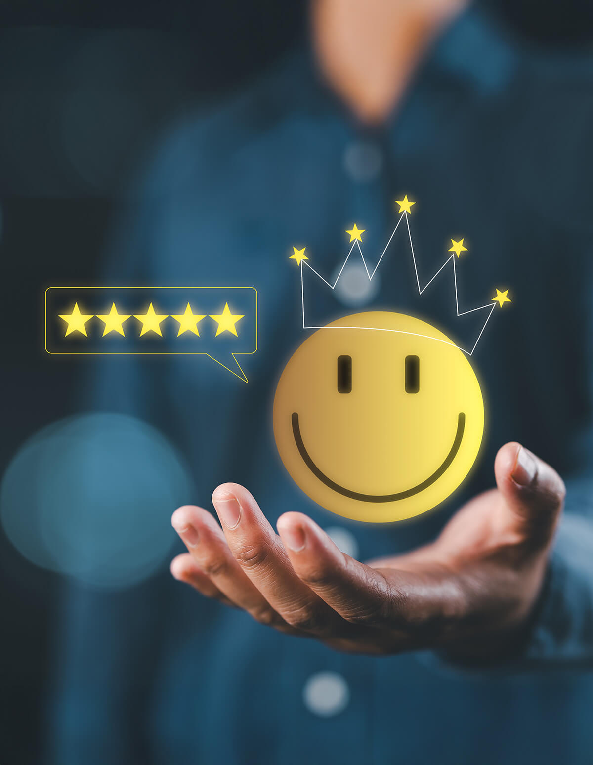 Equipo colaborando alrededor de una mesa con diagramas y elementos digitales proyectados sobre el espacio de trabajo.