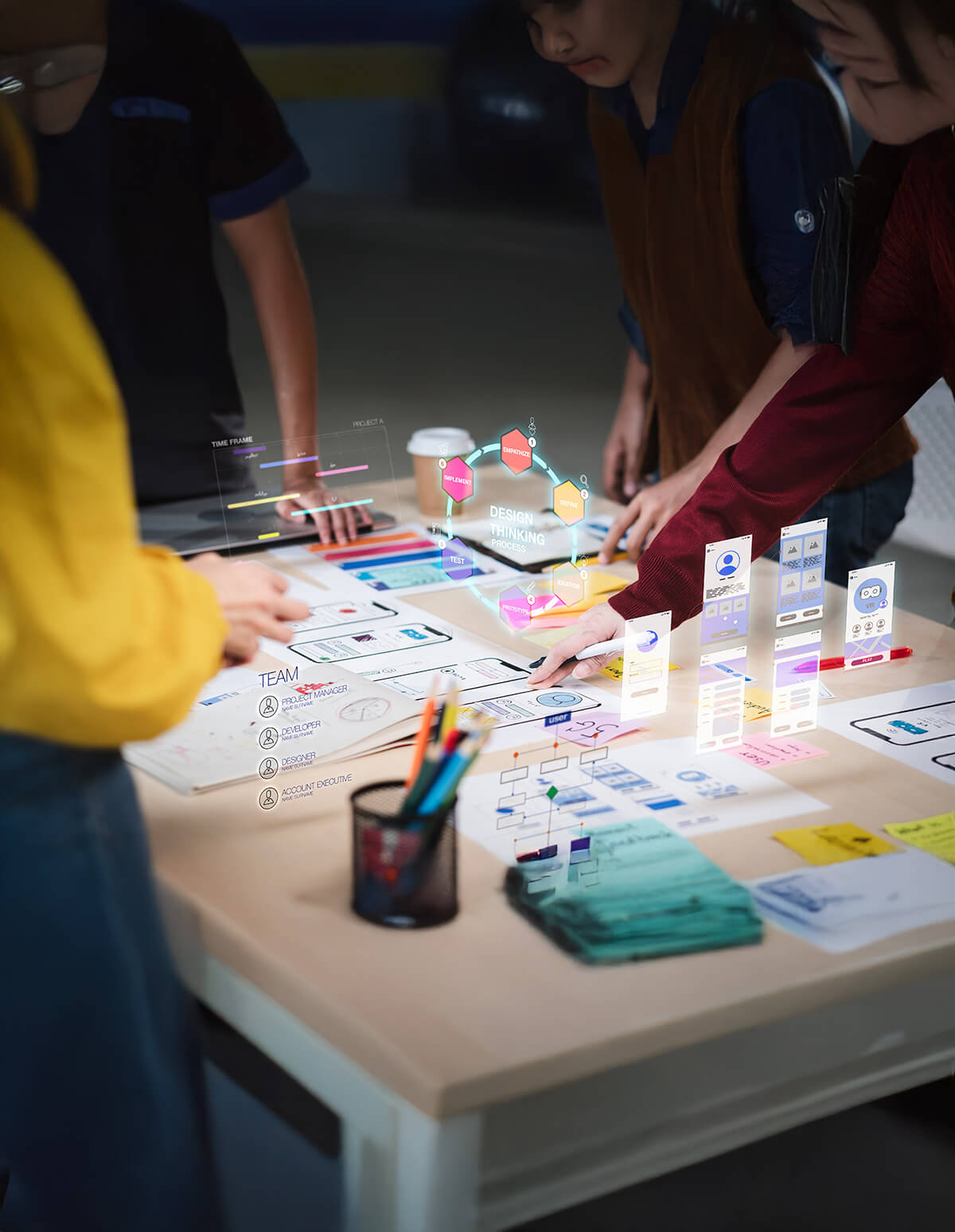 Mano sosteniendo un emoticón sonriente con una corona y un ícono de calificación de cinco estrellas.