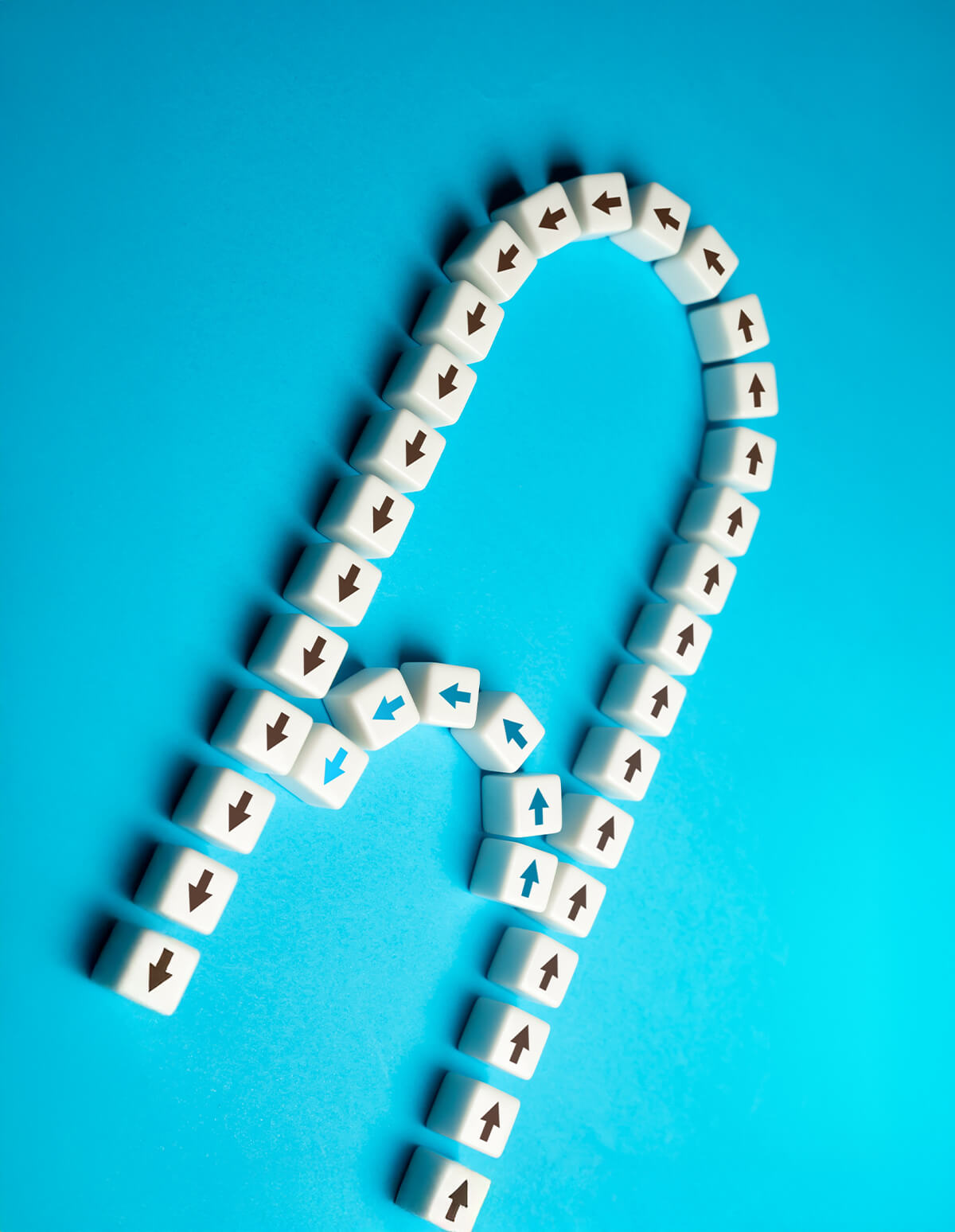 Dados blancos con flechas formando un camino en fondo azul, representando dirección y toma de decisiones.