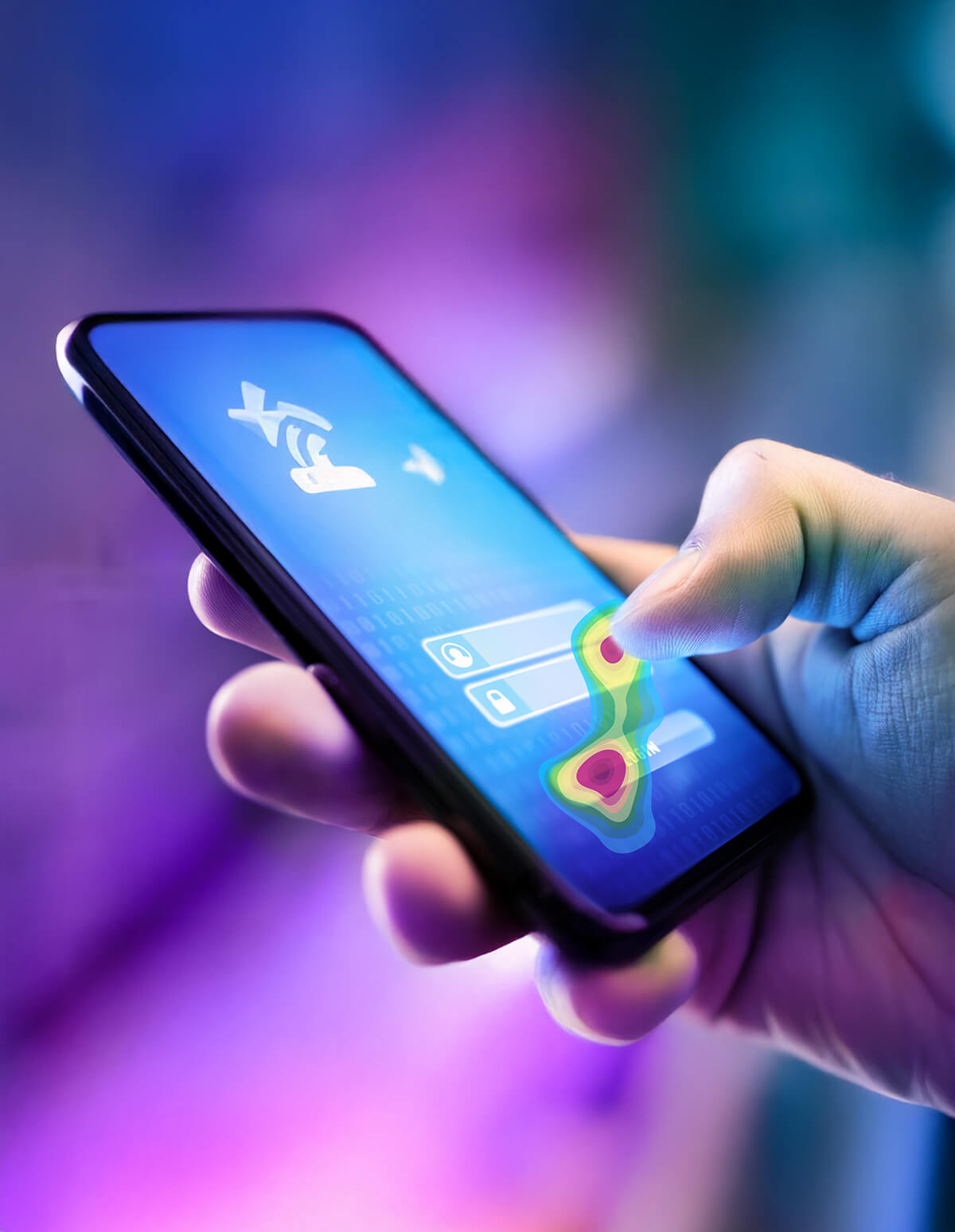 Mano usando un smartphone con visualización tipo mapa de calor sobre la pantalla, ilustrando interacción y usabilidad.