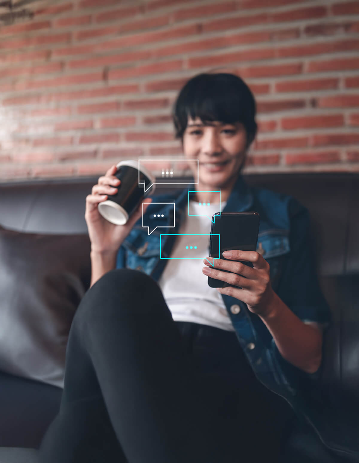 Persona sentada con un café y un smartphone, con íconos de mensajes digitales superpuestos que simbolizan comunicación móvil.